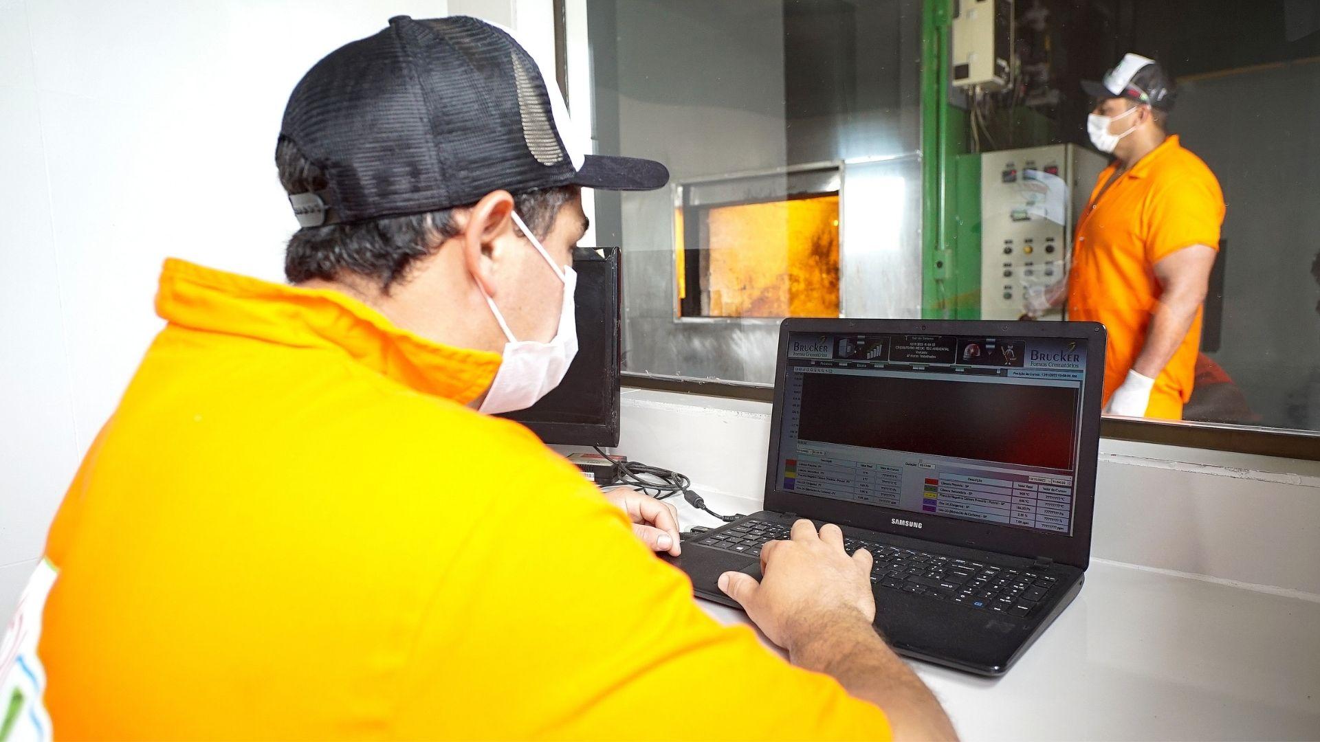 Operador da Medic Tec monitorando o tratamento térmico por software