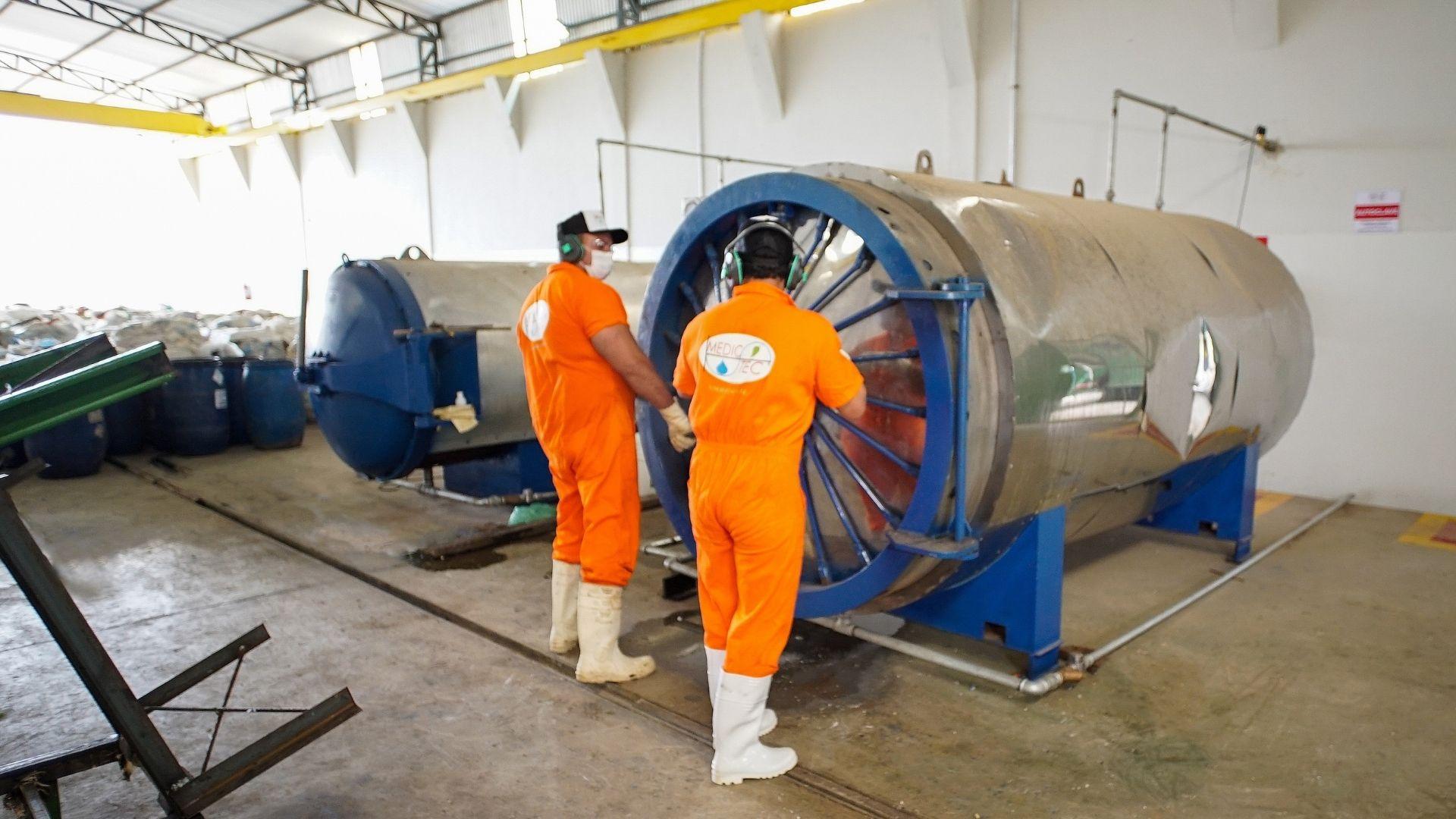 Equipe da Medic Tec operando a autoclave própria para tratamento de resíduos